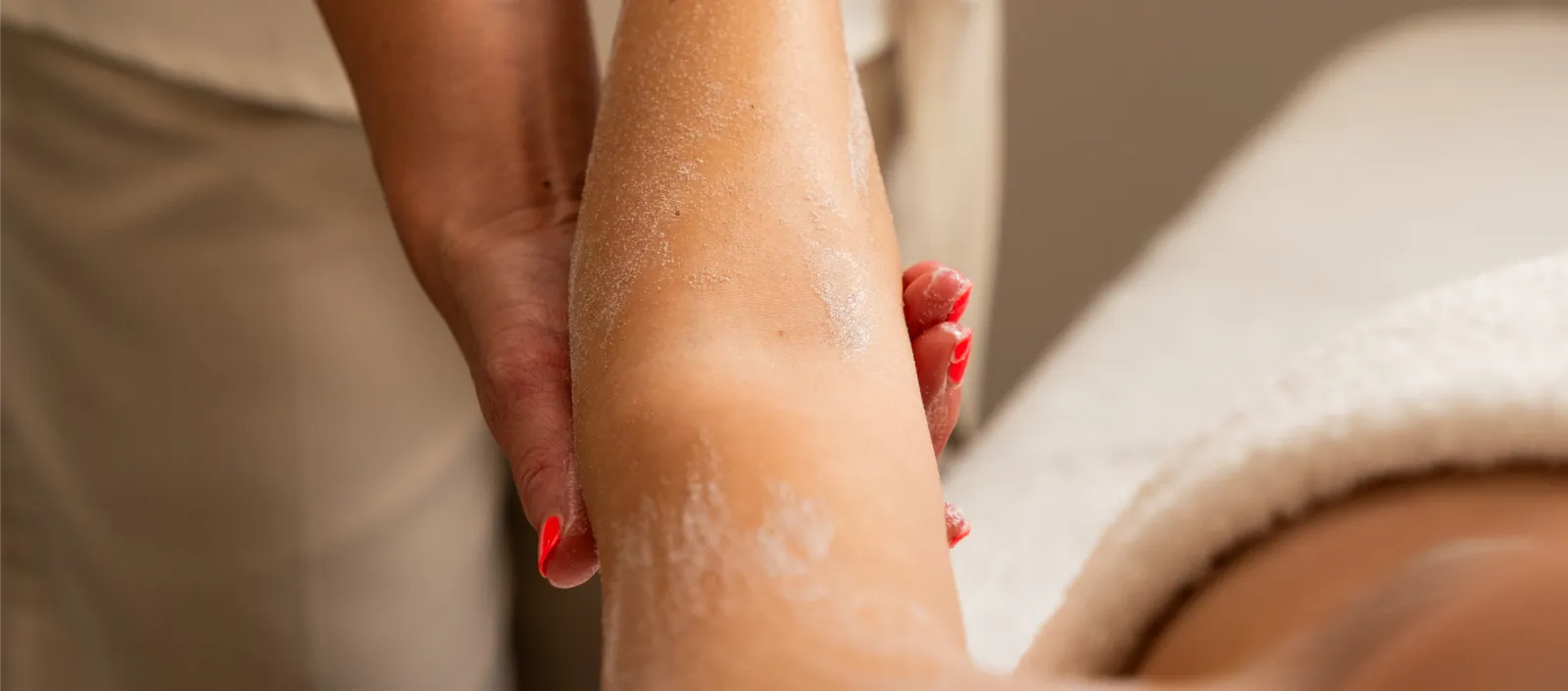 Trattamento di scrub corpo professionale nel centro Elisir